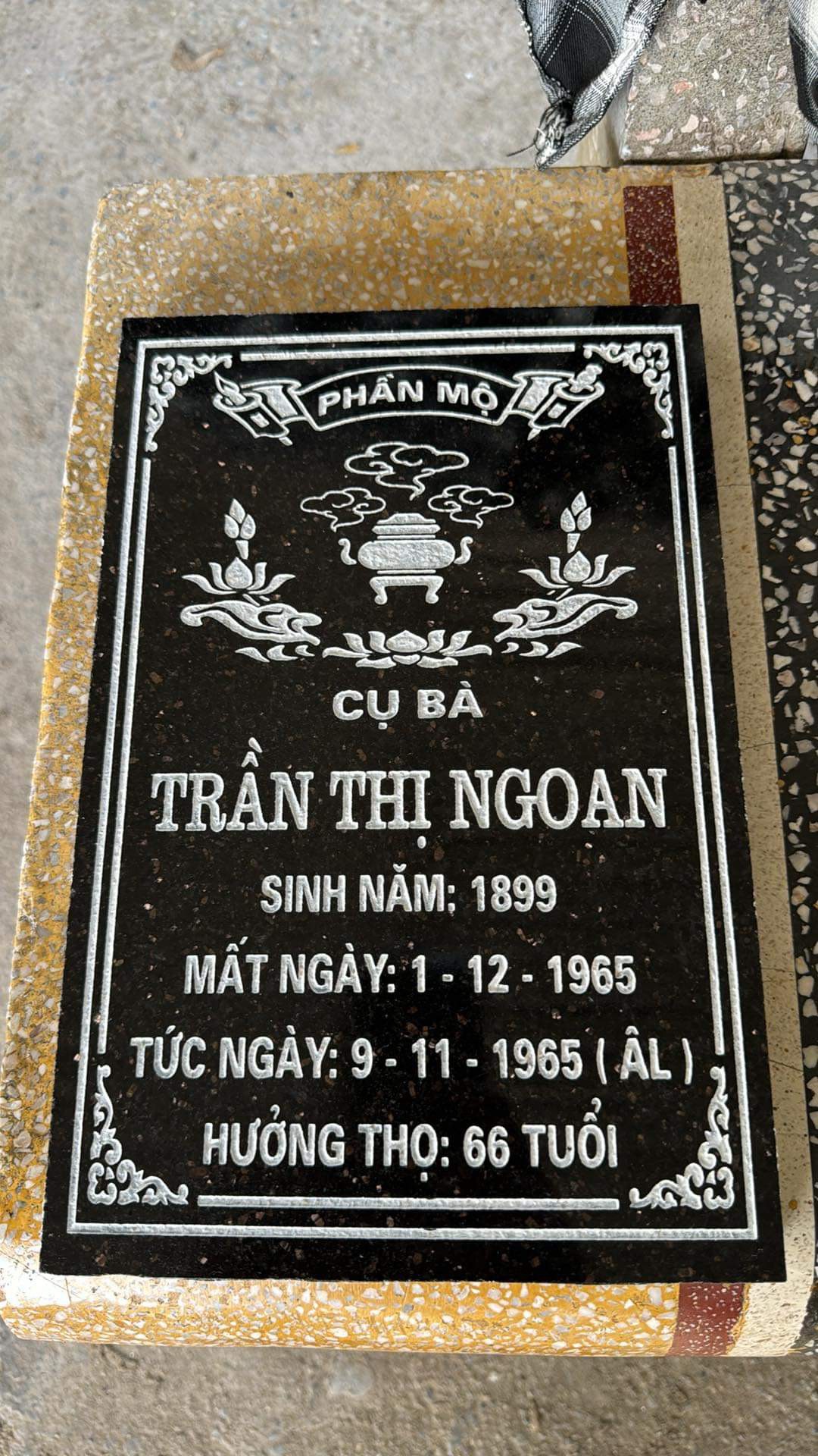 Bia mộ đá được xem là linh hồn của phần mộ. Trên đó khắc tên, năm sinh, năm mất, quê quán và đôi khi là lời tưởng nhớ hoặc câu đối mang ý nghĩa đạo đức, hiếu nghĩa