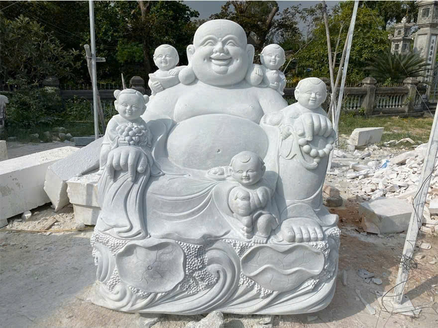 Theo phong thủy, Phật Di Lặc là biểu tượng của hạnh phúc viên mãn và tài lộc dồi dào. Việc đặt tượng Di Lặc đá tự nhiên trong nhà hoặc nơi làm việc được cho là mang lại phúc – lộc – thọ – an – khang