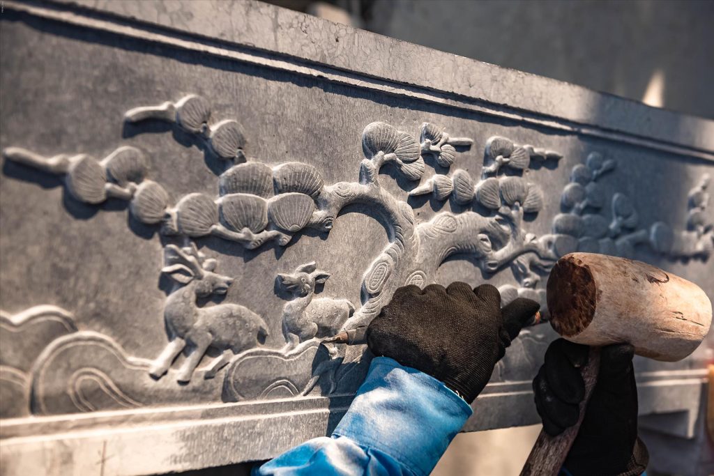 Sắc nét từng đường chạm trên đá