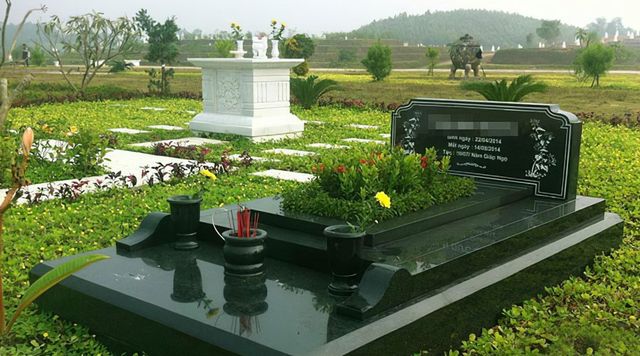 Nói đến mộ đá hoa cương là nói đến độ bền gần như tuyệt đối. So với các loại đá tự nhiên khác, granite có độ cứng cao, khả năng chịu lực tốt và ít bị ăn mòn