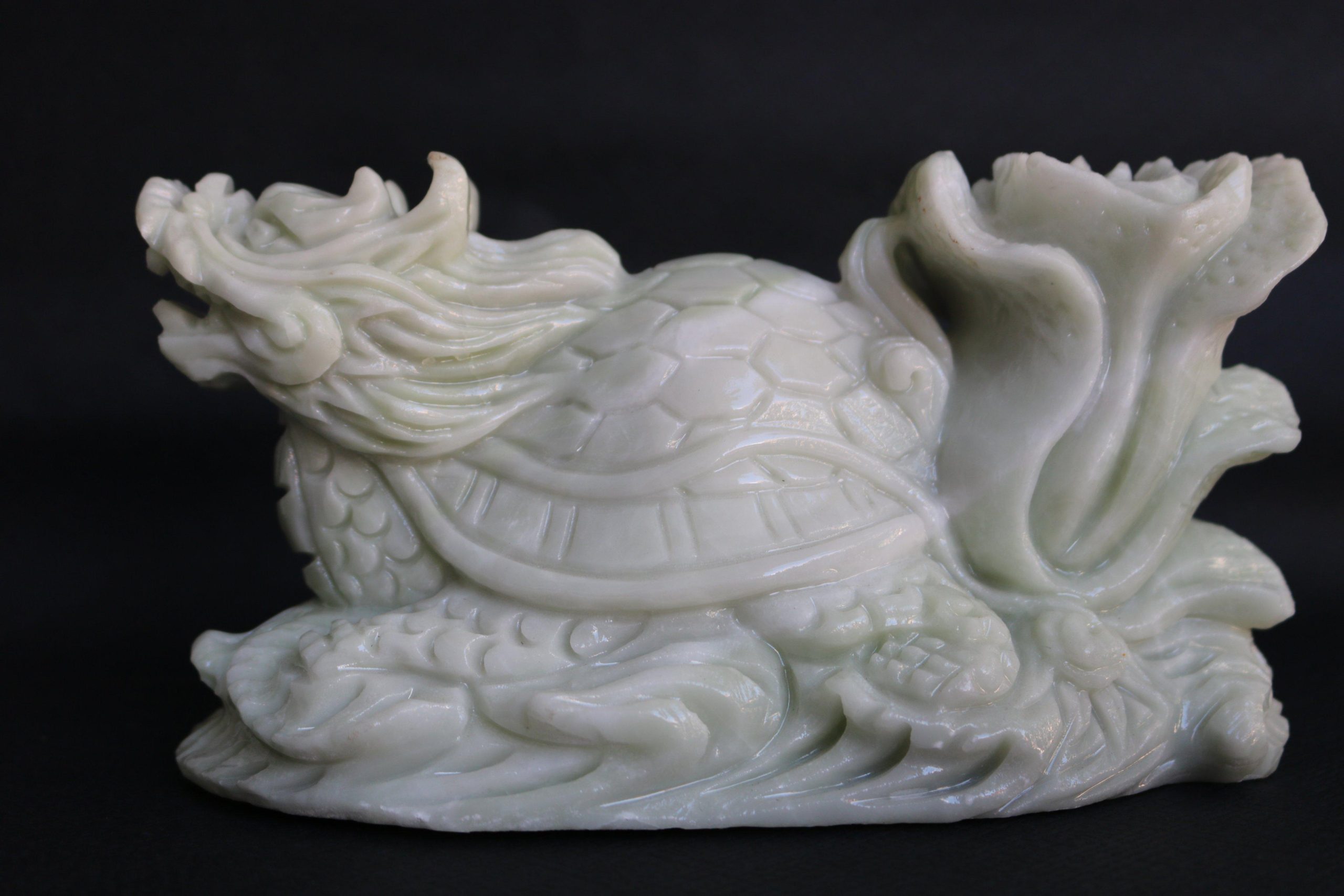 Long Quy là sự kết hợp linh thiêng giữa Rồng và Rùa, tượng trưng cho sự bảo hộ vững chắc, tuổi thọ dài lâu và sự phát triển công danh