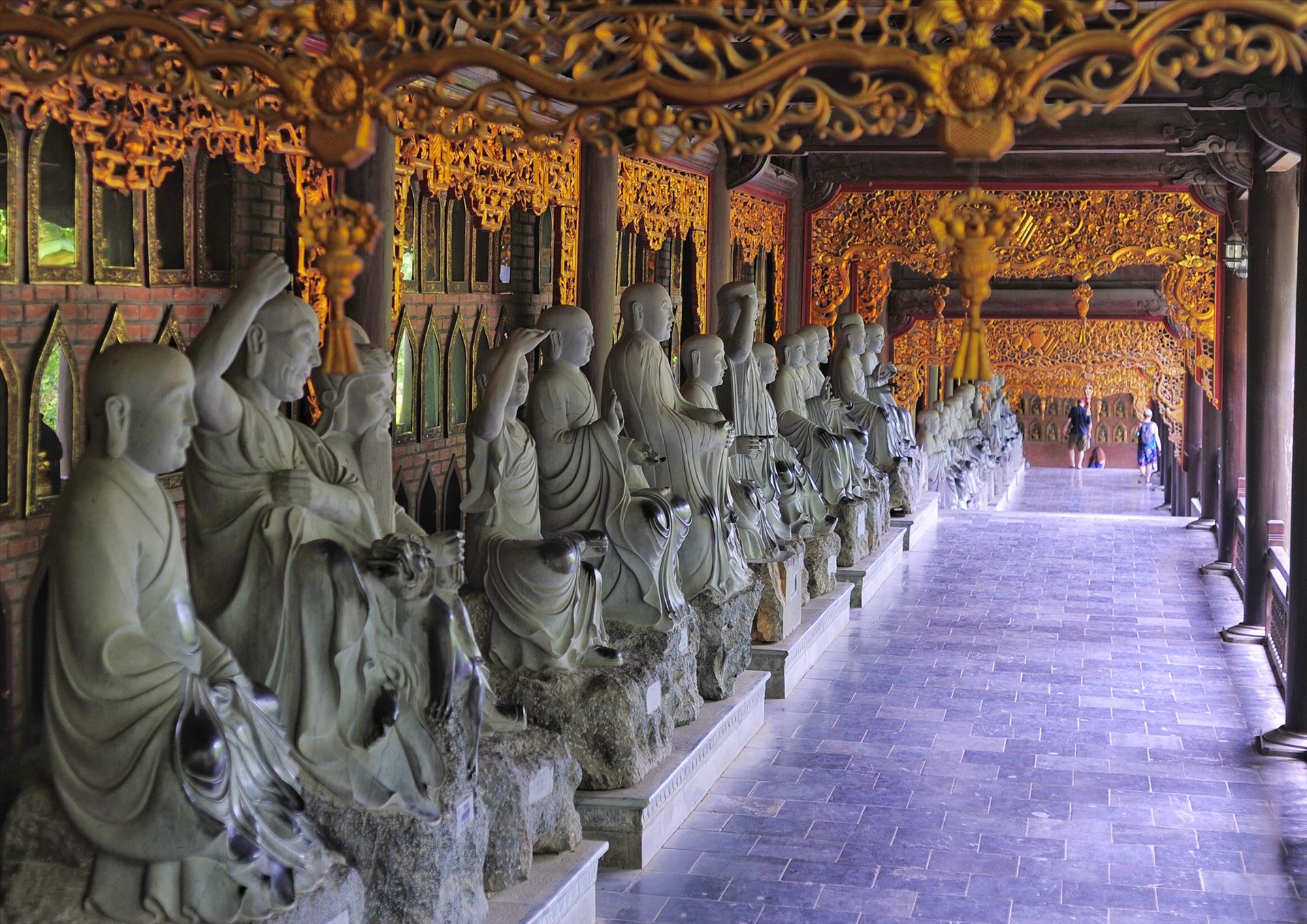 Trong thế giới kiến trúc và nội thất đương đại, việc sử dụng vật liệu truyền thống theo tư duy mới đang trở thành xu hướng nổi bật