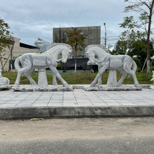 Mỗi bức tượng ngựa đá là kết quả của quá trình lao động miệt mài, tỉ mỉ của các nghệ nhân đá mỹ nghệ