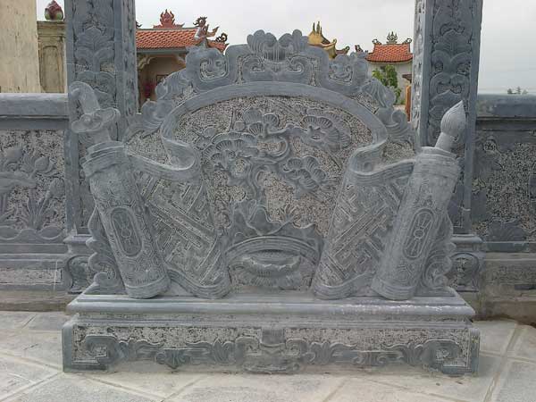 Bình phong đá thường được đặt trước lối vào nhà thờ họ, khu lăng mộ, đình chùa hoặc trong sân vườn rộng để điều hòa dòng khí