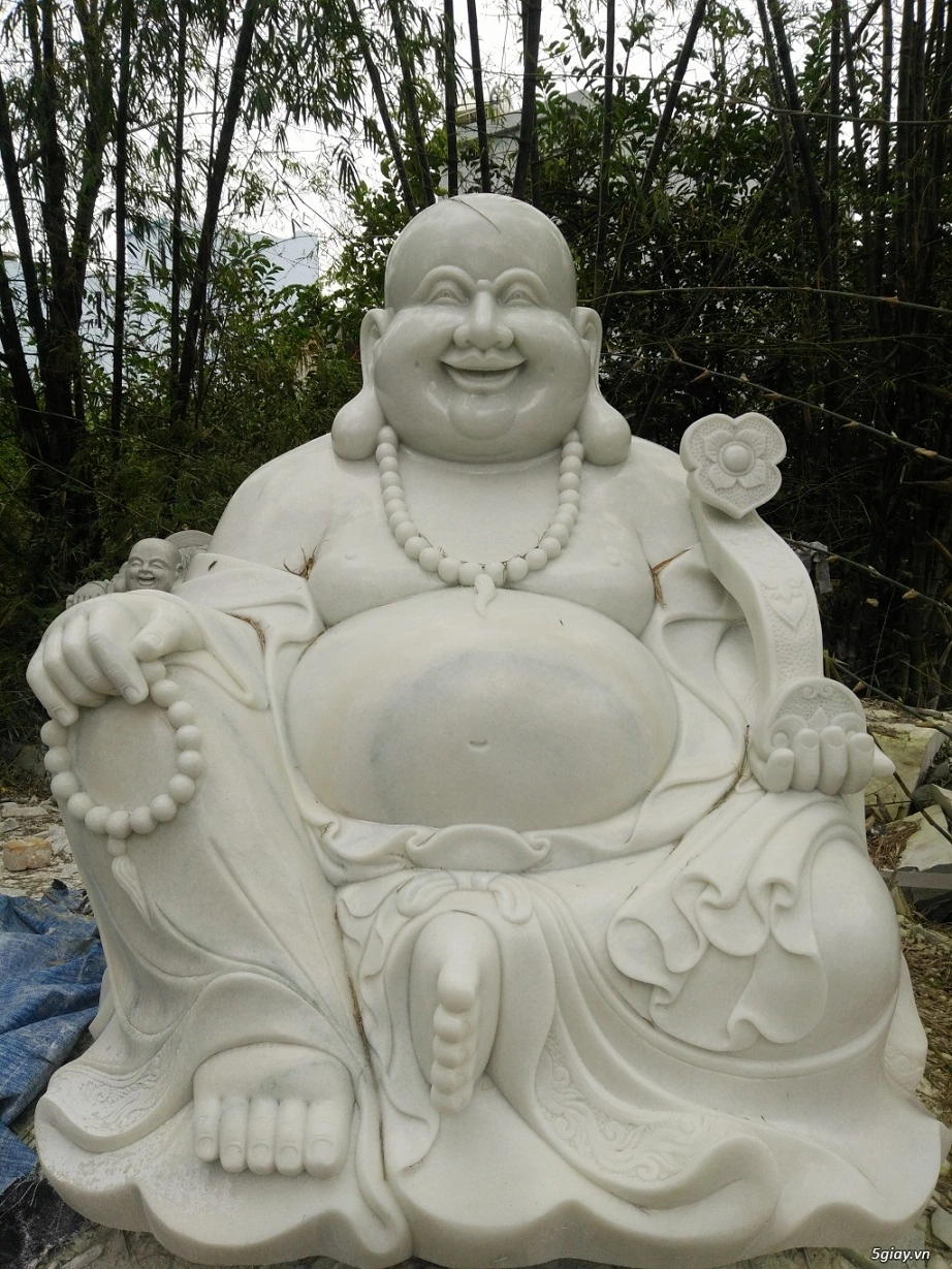 Để tạo ra một tượng Ông Địa sắc nét và có “hồn”, người nghệ nhân phải trải qua nhiều công đoạn công phu. Từ khối đá nguyên vẹn, họ chọn loại đá phù hợp về màu sắc, độ cứng và vân đá