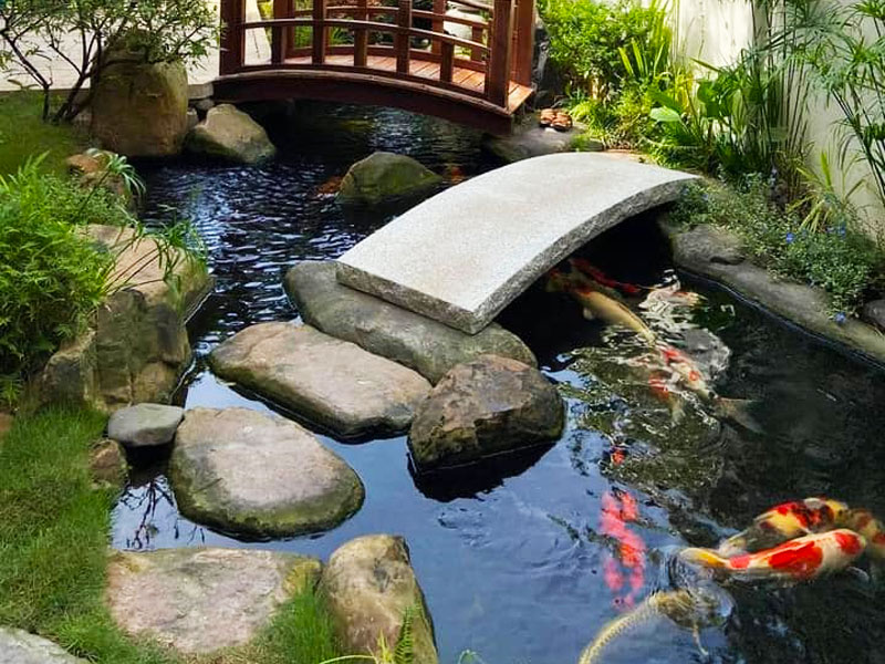 Trong thiết kế cảnh quan hiện đại, cầu đá sân vườn đã trở thành một trong những hạng mục tạo điểm nhấn độc đáo, mang lại vẻ đẹp vừa tự nhiên vừa sang trọng cho không gian sống