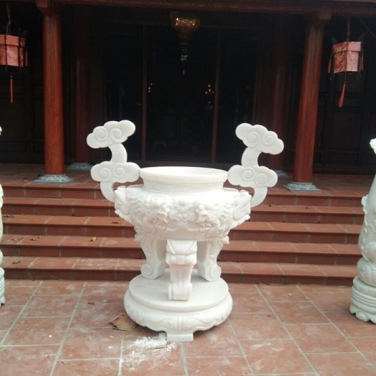 Đỉnh hương đá chạm rồng không chỉ là vật phẩm thờ cúng mà còn là một phần trong hệ thống kiến trúc tâm linh của chùa Việt