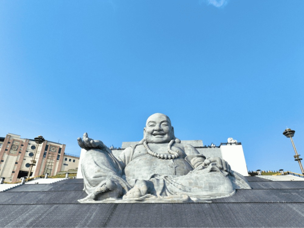 Điểm đặc biệt tạo nên sức sống bền bỉ của tượng Phật đá nằm ở chất liệu đá mỹ nghệ tự nhiên – loại vật liệu hình thành qua hàng triệu năm vận động của đất trời