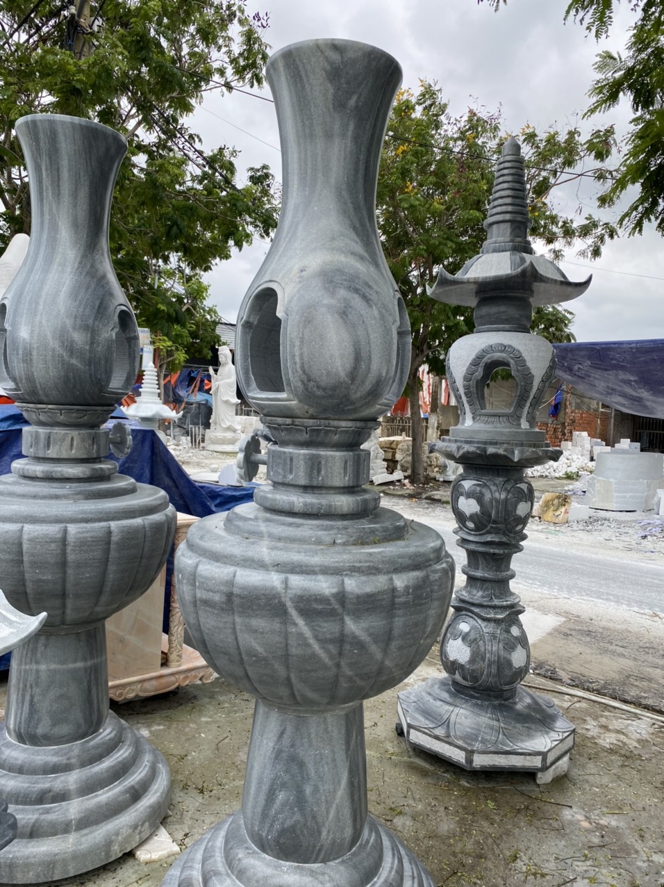 Trong phong thủy, cột đèn đá được xem là vật mang năng lượng dương ổn định, giúp điều hòa luồng khí trong không gian