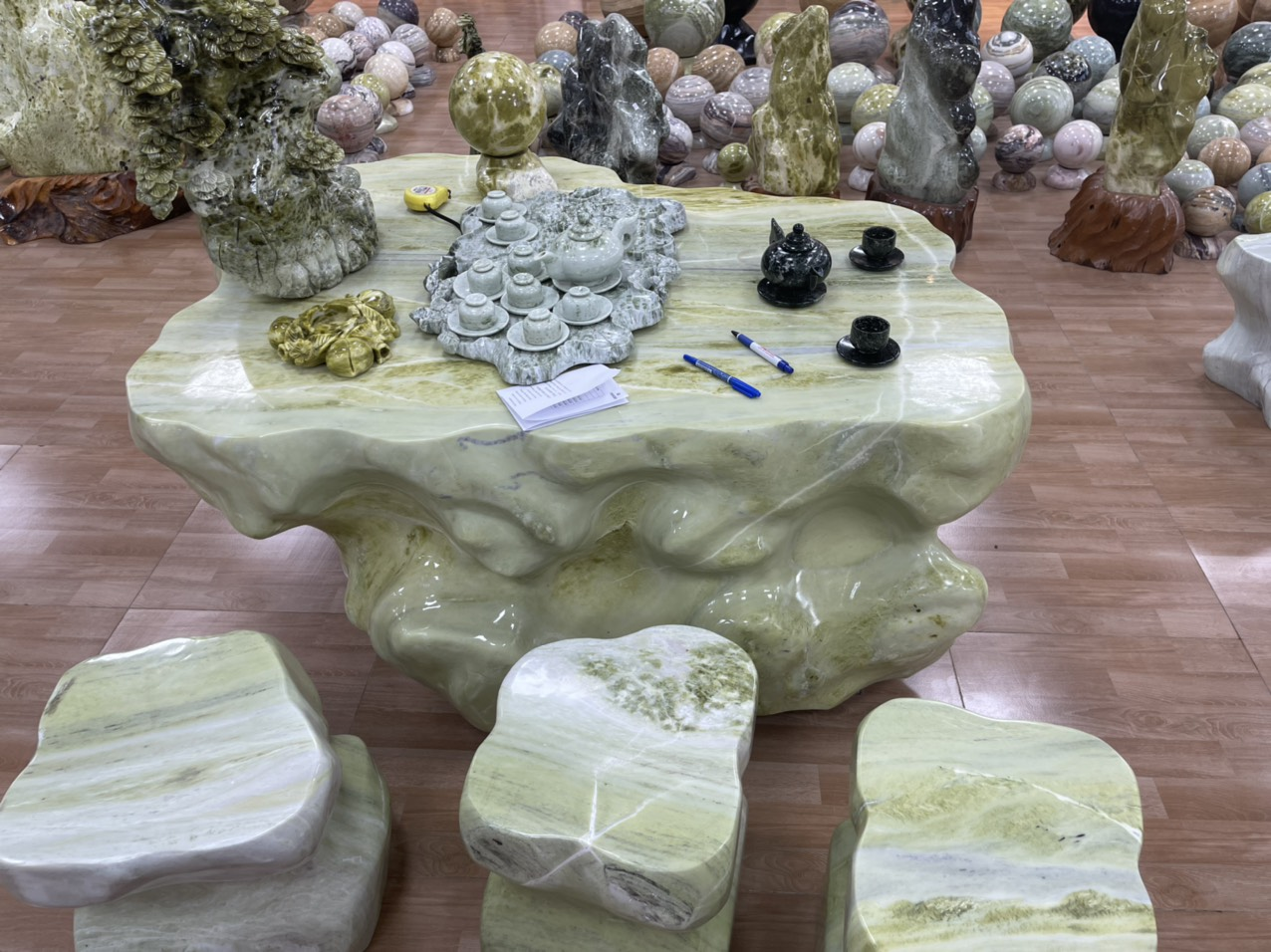 Chất liệu là yếu tố quan trọng quyết định độ bền và vẻ đẹp của mỗi chiếc ghế đá. Ghế đá mỹ nghệ thường được chế tác từ các dòng đá tự nhiên phổ biến như đá xanh, đá granite, đá trắng, đá vàng hoặc đá ong