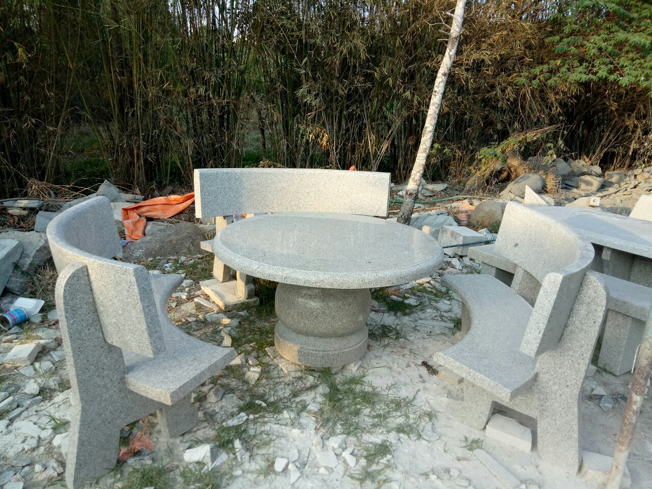 Để tạo nên một chiếc ghế đá đẹp, bền và hài hòa với cảnh quan, người nghệ nhân phải có kinh nghiệm và kỹ năng tinh xảo. Mỗi chi tiết đều được cân nhắc kỹ lưỡng