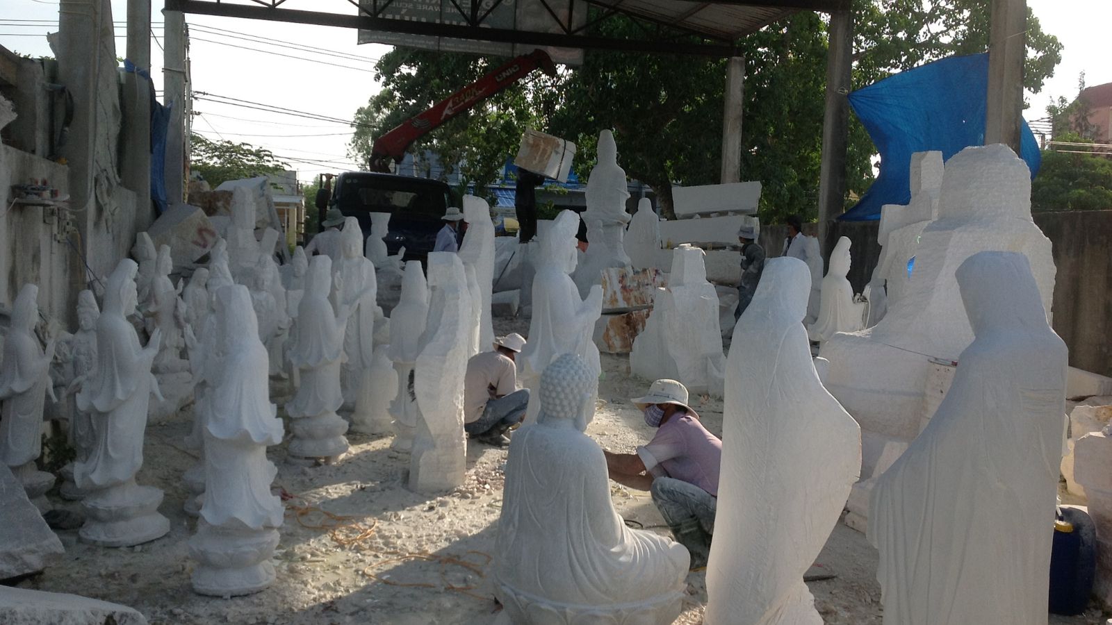 Một trong những lý do khiến đá mỹ nghệ có giá trị đặc biệt là yếu tố tâm linh. Những bức tượng thần linh, tượng Phật, linh vật phong thủy… khi được chế tác từ đá tự nhiên thường được xem là mang năng lượng ổn định, vững chãi