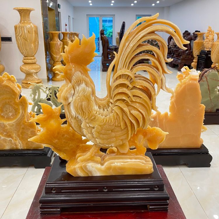 Các nghệ nhân đá mỹ nghệ dành nhiều tâm huyết để tạo ra hình tượng Kim Kê sinh động và có hồn. Những chi tiết tiêu biểu thể hiện tay nghề cao gồm