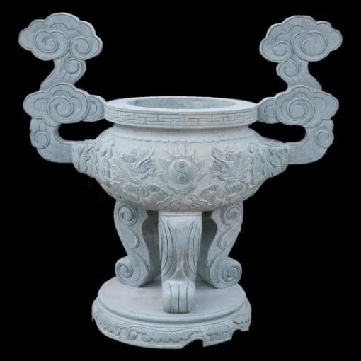 Để hoàn thành một đỉnh hương đá chạm rồng hoàn chỉnh, người nghệ nhân phải trải qua nhiều công đoạn, từ chọn đá, cắt thô, tạo hình, chạm khắc đến hoàn thiện bề mặt. Mỗi bước đều đòi hỏi sự tỉ mỉ và tay nghề cao