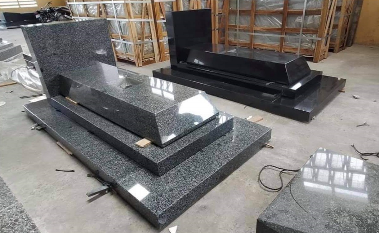 Đá hoa cương (granite) từ lâu đã được biết đến là loại vật liệu cao cấp trong xây dựng và nghệ thuật điêu khắc. Sở hữu cấu tạo tinh thể đặc trưng, bề mặt bóng mịn và những vân đá tự nhiên độc đáo, mỗi ngôi mộ làm từ đá hoa cương đều mang một vẻ đẹp riêng không trùng lặp