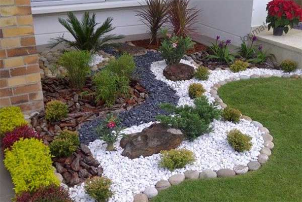 Không giống những sản phẩm đá mỹ nghệ yêu cầu đường nét tinh xảo, đá tảng sân vườn lại giữ nguyên hình khối tự nhiên