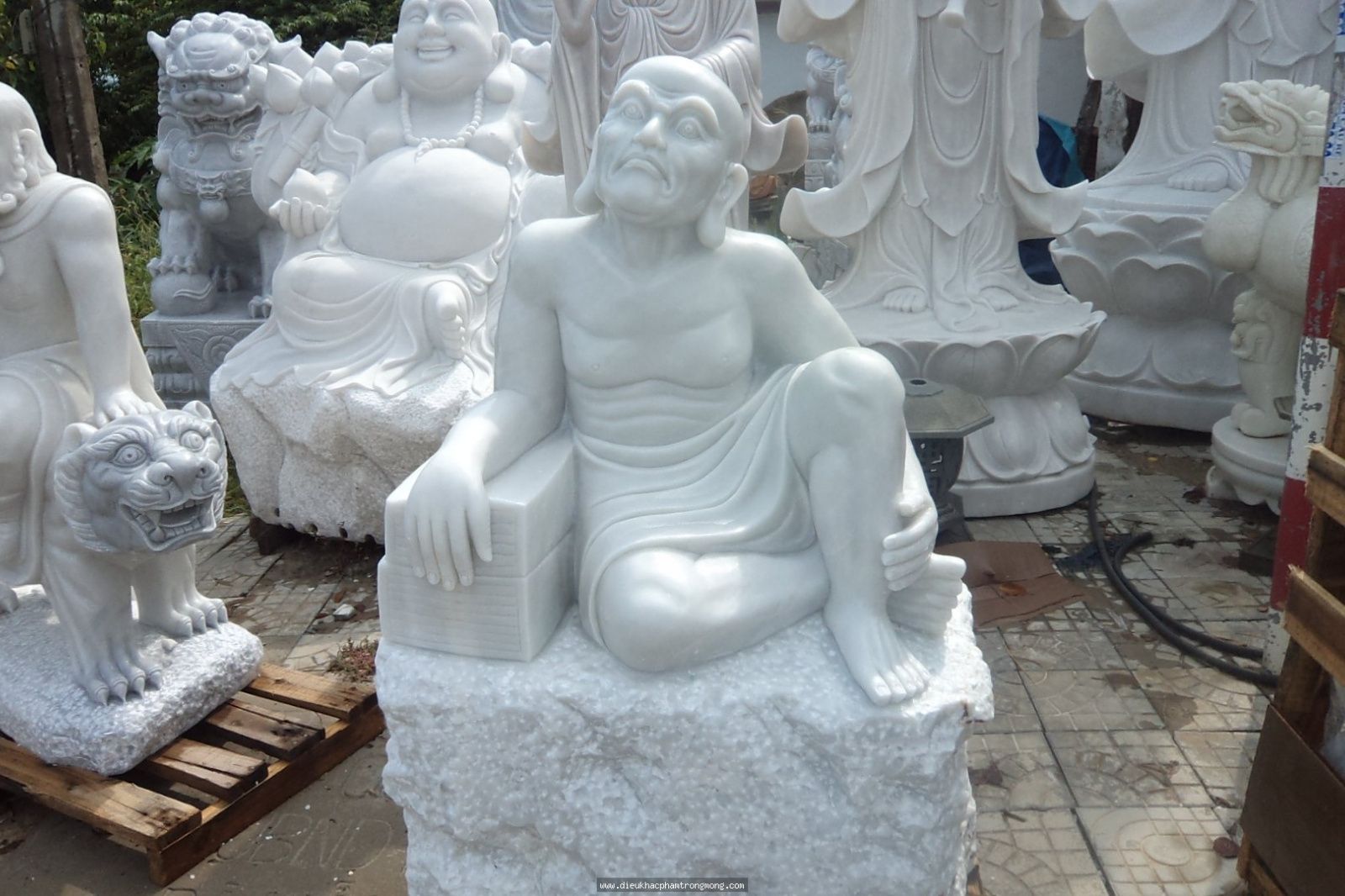 Trong dòng chảy văn hóa lâu đời của dân tộc, đá mỹ nghệ Việt Nam luôn giữ một vị trí đặc biệt như một biểu tượng của sự trường tồn, sự khéo léo và tinh thần tôn kính dành cho tổ tiên