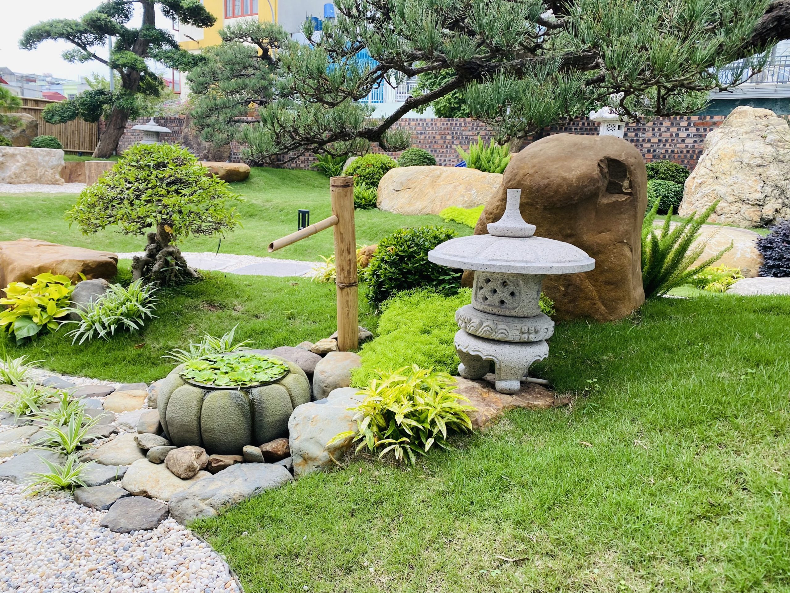 Trong cảnh quan sân vườn, đá không chỉ là vật liệu xây dựng đơn thuần mà còn mang giá trị nghệ thuật và phong thủy sâu sắc