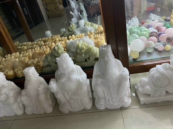 Không chỉ đẹp và linh thiêng, tượng Thần Tài đá còn có tuổi thọ vượt trội nhờ độ cứng chắc của đá tự nhiên. Dù đặt trong nhà hay ngoài trời, tượng vẫn giữ được vẻ đẹp bền bỉ qua nhiều năm