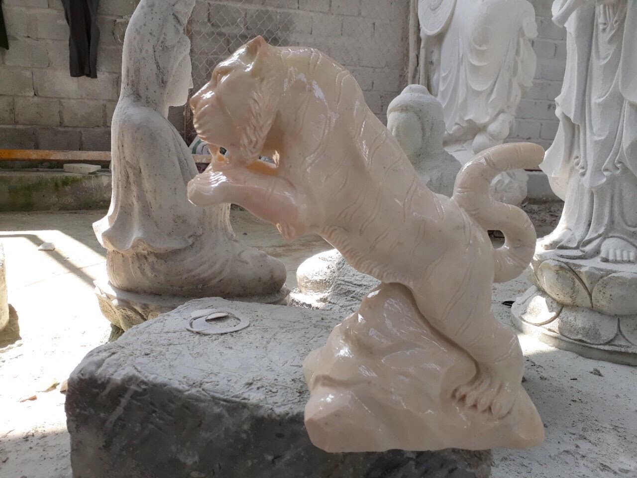 Trong nghệ thuật đá mỹ nghệ, khắc họa hình tượng hổ là một thử thách lớn, bởi người nghệ nhân không chỉ tạc nên hình dáng mà còn phải thổi hồn vào từng chi tiết