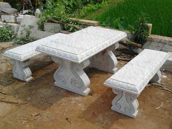 Nhờ độ bền cao, ghế đá không bị mối mọt, không cong vênh, không phai màu. Sản phẩm thích hợp cho cả nội thất và ngoại thất, đặc biệt là những nơi cần sự ổn định lâu dài như công viên, trường học, khu lưu niệm, đền chùa hay khu resort