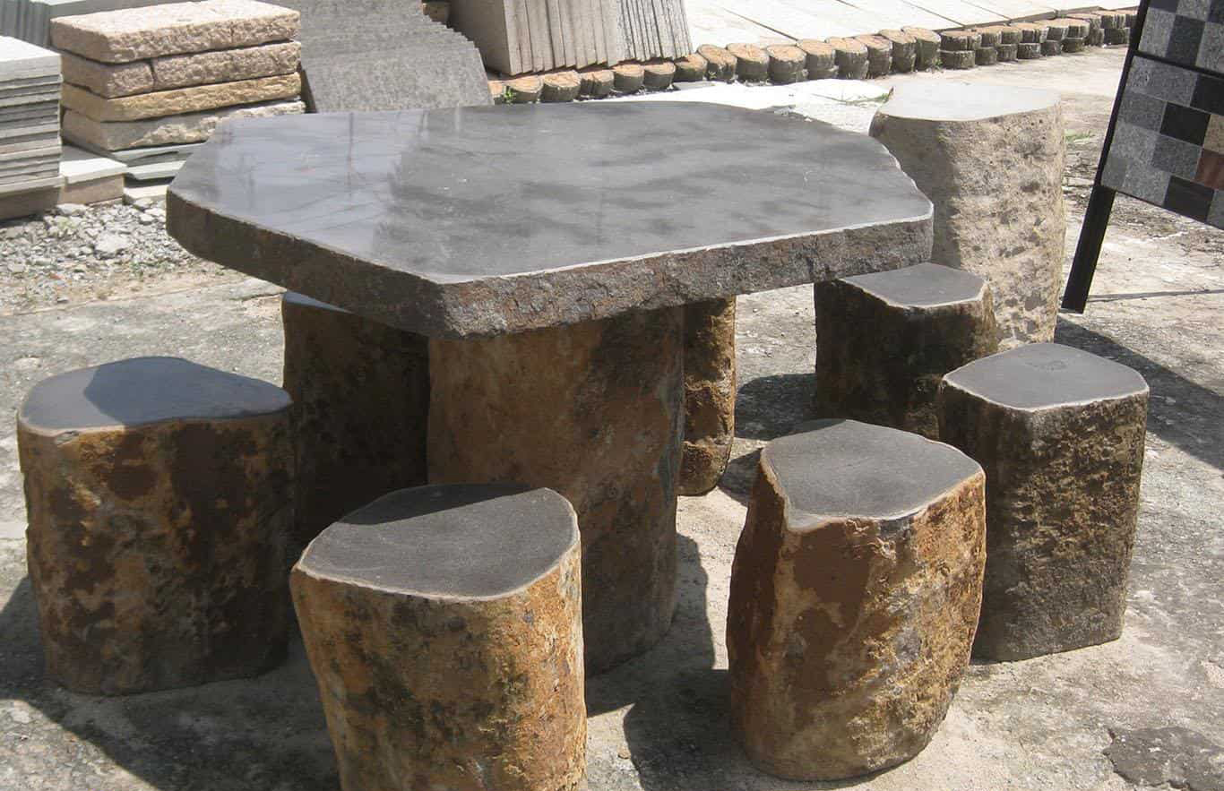 Không chỉ là vật dụng sinh hoạt, bàn trà đá mỹ nghệ còn là một tác phẩm nghệ thuật. Khi kết hợp các đường nét điêu khắc tinh xảo với sắc màu tự nhiên của đá, sản phẩm tạo ra một vẻ đẹp đặc trưng mà không chất liệu nào có thể mang lại