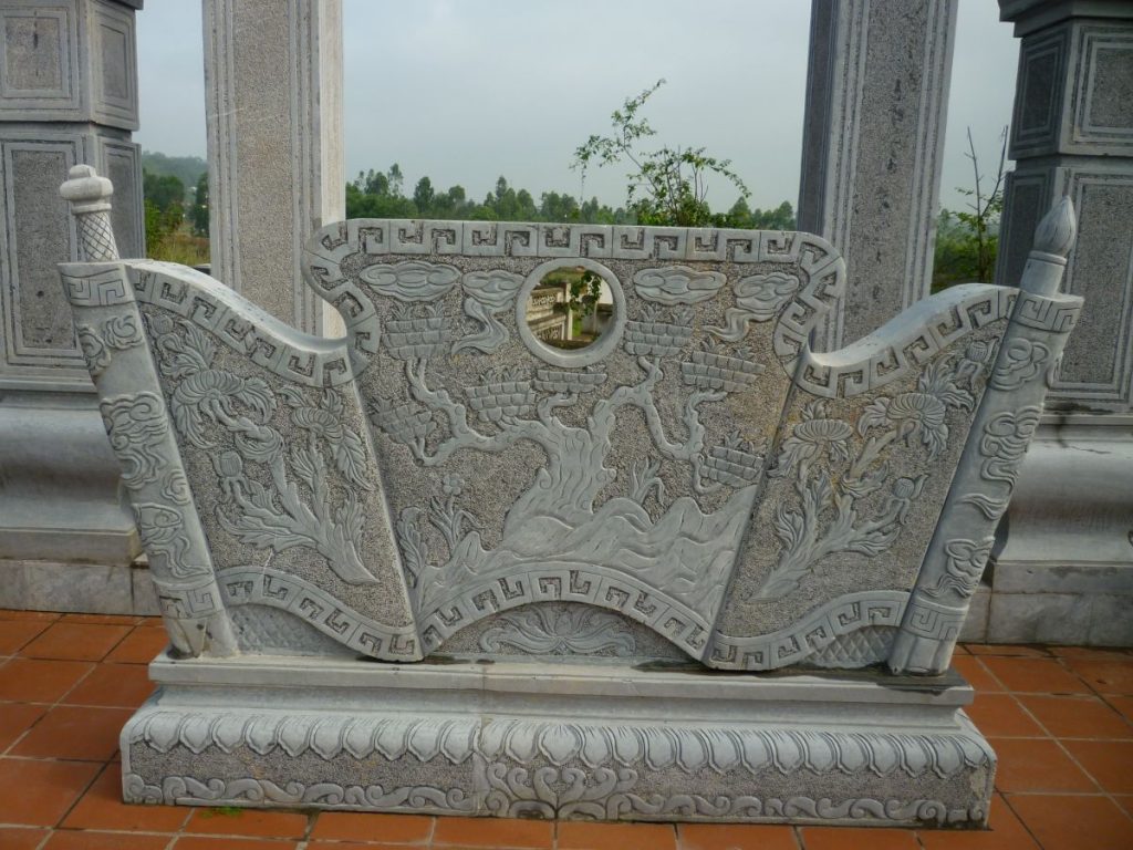 Bình phong đá – bức chắn gió phong thủy sâu sắc không chỉ đơn thuần là một vật phẩm trang trí, mà là biểu tượng của sự bảo vệ, thịnh vượng và trường tồn