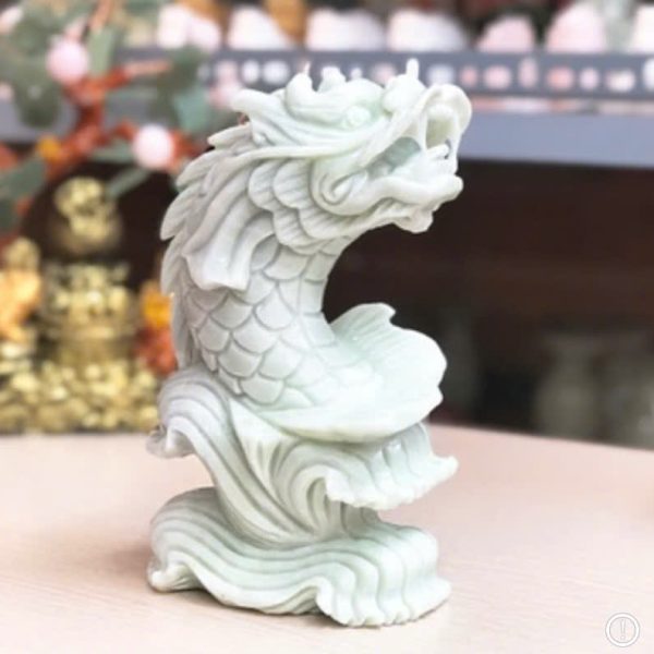 Trong phong thủy, Cá chép hóa rồng là biểu tượng của công danh, tài lộc và sự thăng hoa. Đặt tượng ở những vị trí như phòng khách, sân vườn, khu vực gần nước hoặc cổng chính được cho là giúp thu hút năng lượng tích cực, hóa giải sát khí và mang lại vận may