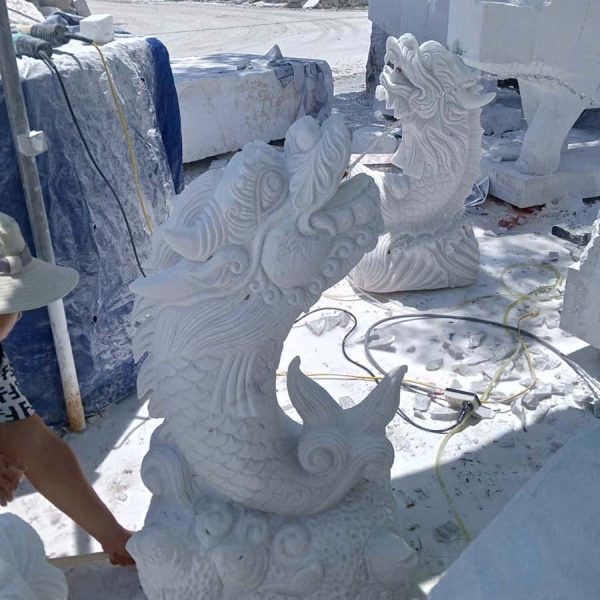 Trong nghệ thuật điêu khắc đá mỹ nghệ, Cá chép hóa rồng là một trong những đề tài được nhiều nghệ nhân ưa chuộng bởi nó đòi hỏi sự tỉ mỉ, chính xác và sáng tạo cao