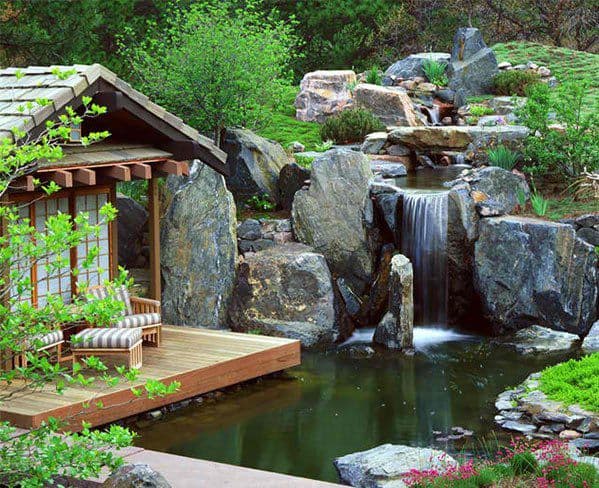 Suối nhân tạo bằng đá không chỉ đẹp mà còn “có hồn”. Khi nước bắt đầu chảy, cảnh quan trở nên sống động khác thường. Dòng nước mát len qua từng khe đá tạo nên âm thanh đặc trưng