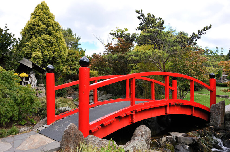 Cầu đá sân vườn ngày nay có nhiều kiểu dáng khác nhau, đáp ứng mọi phong cách từ cổ điển đến hiện đại