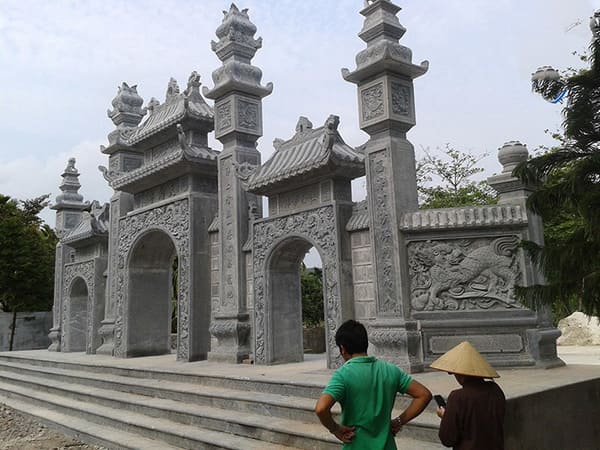 Trong kiến trúc truyền thống Á Đông, đặc biệt là tại các công trình tâm linh của Việt Nam, cổng tam quan được xem là một trong những hạng mục mang ý nghĩa sâu sắc và thiêng liêng