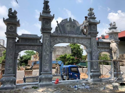 Cổng tam quan đá là biểu tượng của “khai sáng” – mở ra trí tuệ và hướng con người đến những giá trị tốt đẹp