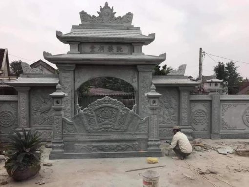 Một trong những điểm nổi bật của cổng tam quan đá nằm ở nghệ thuật chạm khắc tinh xảo