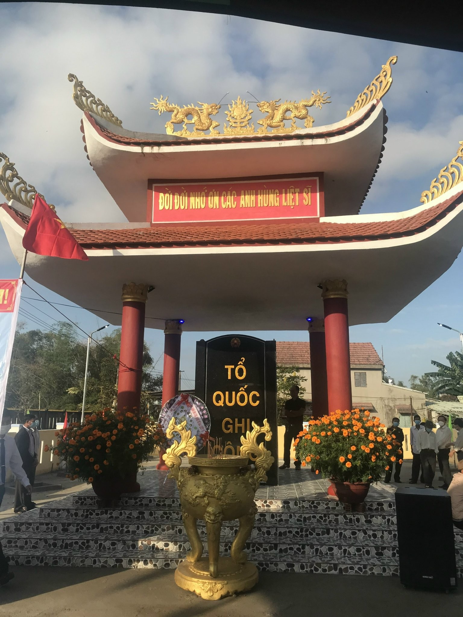 Nhà bia tưởng niệm không chỉ là một công trình kiến trúc mà còn là biểu tượng của đạo lý “uống nước nhớ nguồn”. Mỗi tấm bia là một trang sử được khắc lại bằng đá, nhắc nhở con cháu đời sau phải biết trân trọng truyền thống