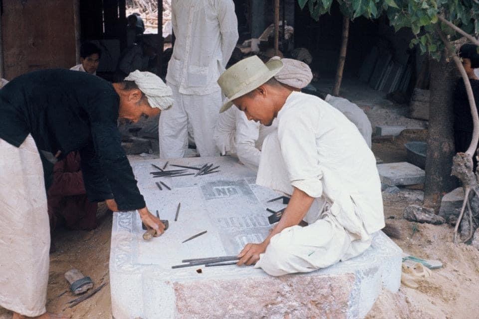 Nhiều làng nghề đá mỹ nghệ nổi tiếng của Việt Nam như Ninh Vân (Ninh Bình), Non Nước (Đà Nẵng), Thanh Hóa… đã truyền nghề qua nhiều thế hệ