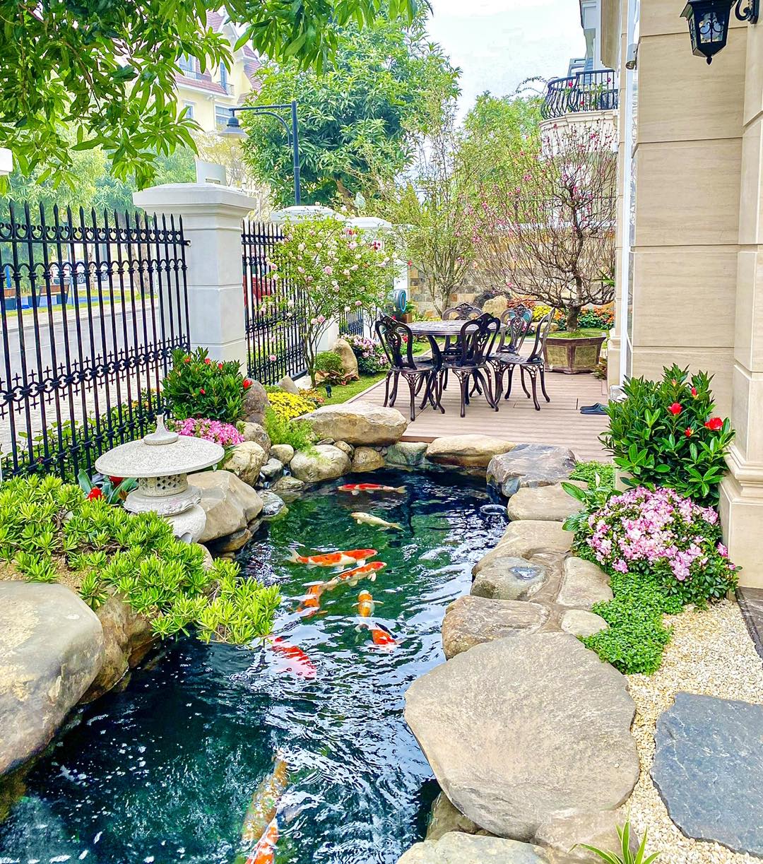 Theo quan niệm phong thủy Á Đông, sự hiện diện của nước và đá trong ngôi nhà mang ý nghĩa vô cùng quan trọng