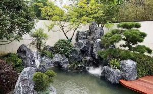 Đá mỹ nghệ Việt Nam có sự đa dạng đáng kinh ngạc, trải dài từ tượng linh vật, tượng Phật, đỉnh hương, cột đá, lăng mộ đá, khuôn viên sân vườn cho đến các sản phẩm trang trí nội ngoại thất