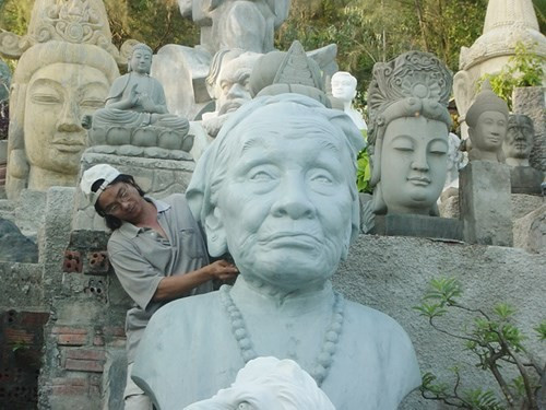 Để tạo ra được những đường chạm sắc nét, người nghệ nhân phải trải qua quá trình rèn luyện lâu dài. Không chỉ học cách sử dụng công cụ, họ còn phải hiểu về cấu trúc từng loại đá: đá xanh, đá trắng, đá granite hay đá vàng