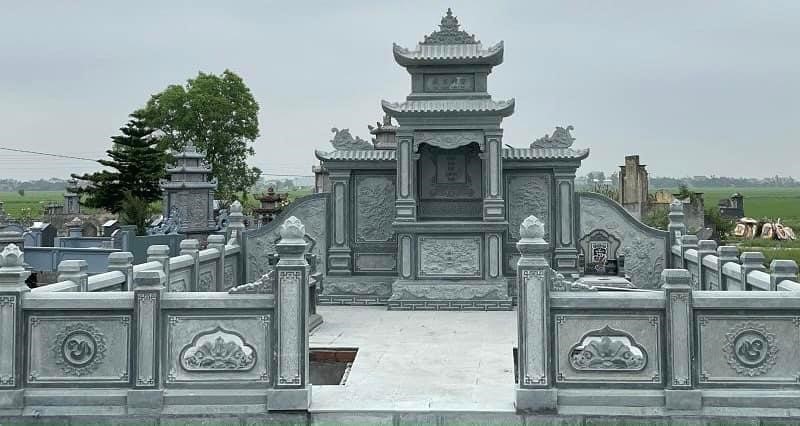 Đá tự nhiên, đặc biệt là đá xanh, đá trắng và đá granite, được sử dụng phổ biến trong các khu lăng truyền thống nhờ độ bền vượt trội, khả năng chống mưa nắng và giữ được vẻ đẹp theo thời gian