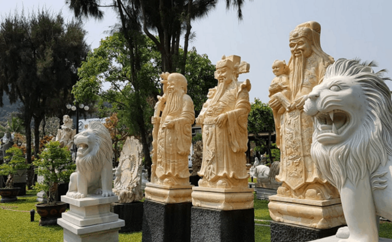 Nếu sức bền là lợi thế vật lý, thì đường nét chạm khắc chính là linh hồn của đá mỹ nghệ. Mỗi loại đá mang màu sắc, vân đá và chất liệu riêng, tạo cơ hội để nghệ nhân tự do sáng tạo