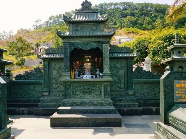 Trong bối cảnh ngày càng chú trọng chất lượng và tính bền vững của vật liệu, đá xanh tự nhiên tiếp tục khẳng định vị thế là lựa chọn ưu tiên hàng đầu khi xây dựng lăng mộ