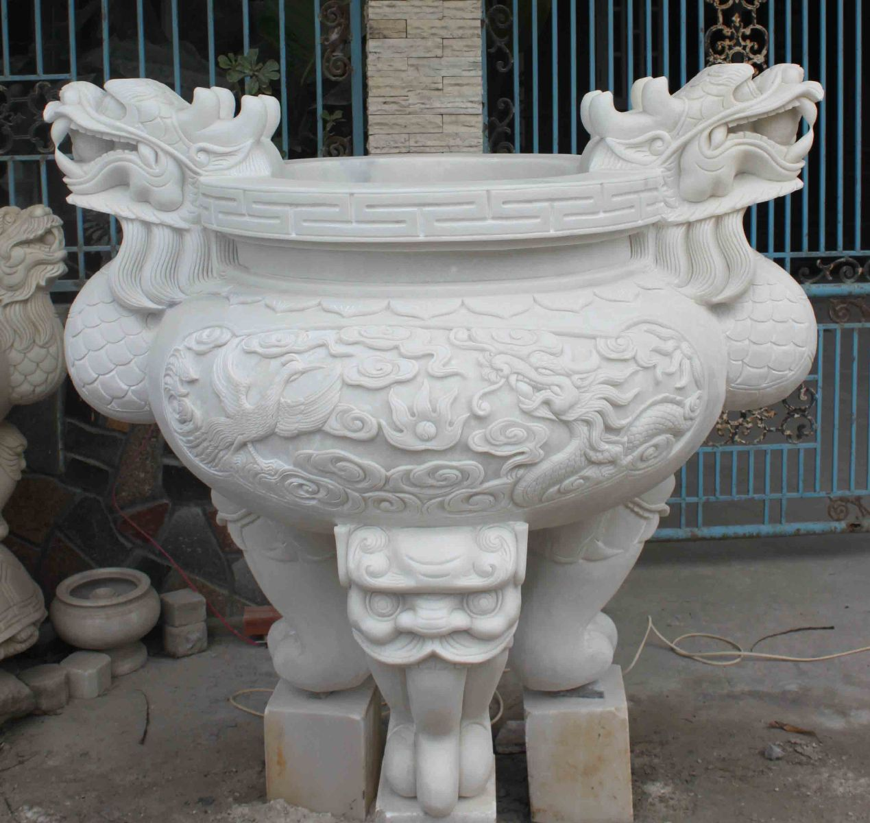 Trong văn hóa Á Đông nói chung và Việt Nam nói riêng, rồng là linh vật đứng đầu trong tứ linh Long – Lân – Quy – Phụng. Rồng tượng trưng cho quyền uy, may mắn, mưa thuận gió hòa và sự hưng thịnh