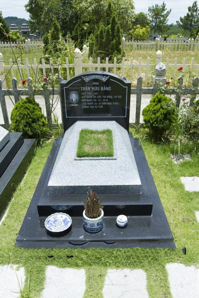 Ngày nay, các mẫu mộ đá hoa cương rất phong phú về kiểu dáng: từ mộ tròn, mộ tam cấp, mộ đơn giản đến mộ đôi, mộ gia tộc hay những mẫu mộ hiện đại theo phong cách phương Tây