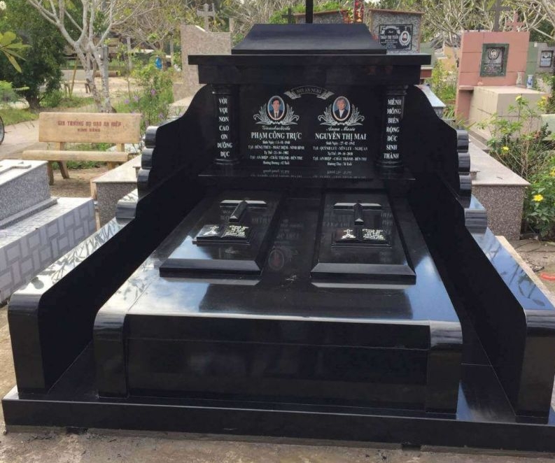 Trong phong thủy, đá hoa cương mang hành Thổ mạnh, tượng trưng cho sự ổn định, bền vững và trường tồn. Việc sử dụng mộ đá hoa cương được cho là giúp mang đến năng lượng tích cực, thanh tịnh cho khu mộ