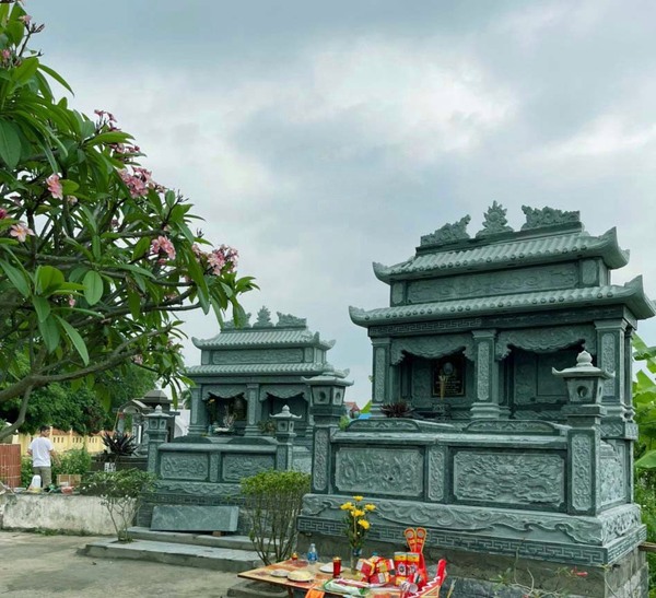 Một lăng mộ đá xanh được xây dựng công phu, tinh tế không chỉ giúp không gian tâm linh trở nên trang trọng mà còn thể hiện sự tưởng nhớ và lòng thành kính của con cháu đối với tổ tiên