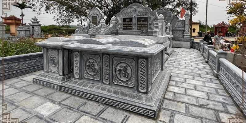 Điểm nổi bật của các mẫu mộ đá mỹ nghệ chính là hệ thống hoa văn được chạm khắc thủ công vô cùng tinh xảo. Những họa tiết như hoa sen, hoa cúc, rồng, phượng, mây cuốn hay chữ Thọ được các nghệ nhân thực hiện tỉ mỉ trên từng bề mặt đá