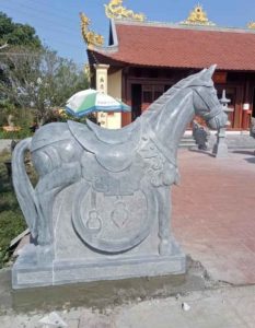 Tượng ngựa đá – Kiên định và Thành công
