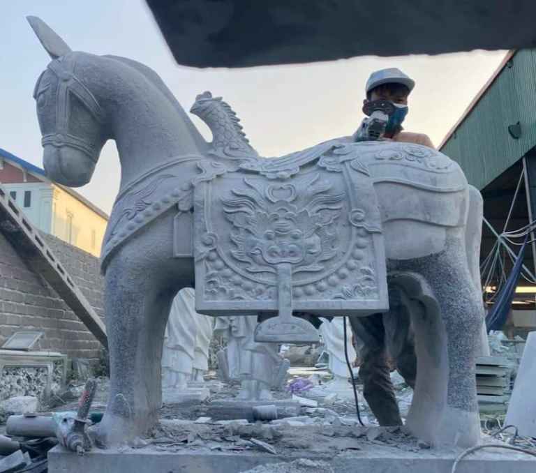 Không chỉ mang giá trị phong thủy, tượng ngựa đá còn là điểm nhấn nghệ thuật trong không gian kiến trúc. Nhiều công trình tâm linh, đình chùa, khu tưởng niệm hay lăng mộ đá đều có sự hiện diện của tượng ngựa