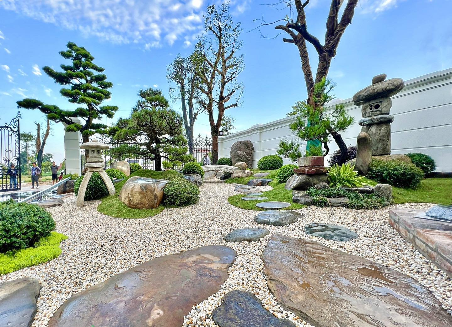 Vườn đá không hướng đến lối trang trí phô trương hay dàn trải. Cốt lõi của nó nằm ở sự tinh giản: càng ít chi tiết, càng bộc lộ rõ vẻ đẹp của tổng thể. Một vài khối đá lớn đặt làm điểm nhấn, những viên đá cuội rải nhẹ trên lối đi